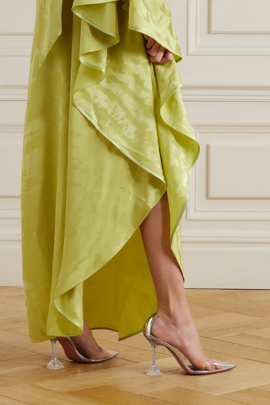 Неонові мюлі і в'язані кеди: 6 незвичайних варіантів взуття сезону весна-літо 2022